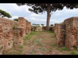 06692 ostia - regio iv - insula v - edificio (iv,v,7) (re und li) - vicolo del dioniso - bli ri sueden - hinten - cortile del dionisi.jpg